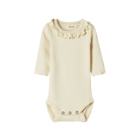 Het baby gayo koj slim rompertje in de kleur turtledove van het merk Lil' Atelier is een onmisbaar item voor de garderobe van je kleintje. Gemaakt van katoen en elastaan, combineert dit rompertje comfort met duurzaamheid. VanZus