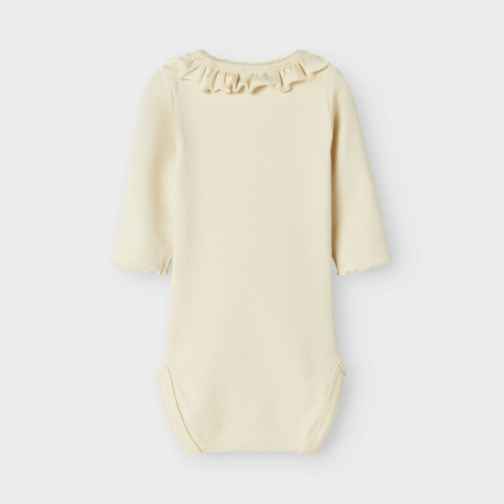 Het baby gayo koj slim rompertje in de kleur turtledove van het merk Lil' Atelier is een onmisbaar item voor de garderobe van je kleintje. Gemaakt van katoen en elastaan, combineert dit rompertje comfort met duurzaamheid. VanZus