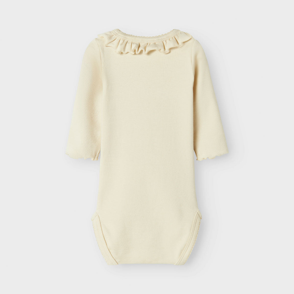 Het baby gayo koj slim rompertje in de kleur turtledove van het merk Lil' Atelier is een onmisbaar item voor de garderobe van je kleintje. Gemaakt van katoen en elastaan, combineert dit rompertje comfort met duurzaamheid. VanZus