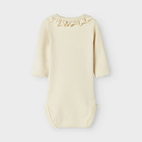 Het baby gayo koj slim rompertje in de kleur turtledove van het merk Lil' Atelier is een onmisbaar item voor de garderobe van je kleintje. Gemaakt van katoen en elastaan, combineert dit rompertje comfort met duurzaamheid. VanZus