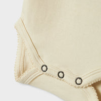 Het baby gayo koj slim rompertje in de kleur turtledove van het merk Lil' Atelier is een onmisbaar item voor de garderobe van je kleintje. Gemaakt van katoen en elastaan, combineert dit rompertje comfort met duurzaamheid. VanZus