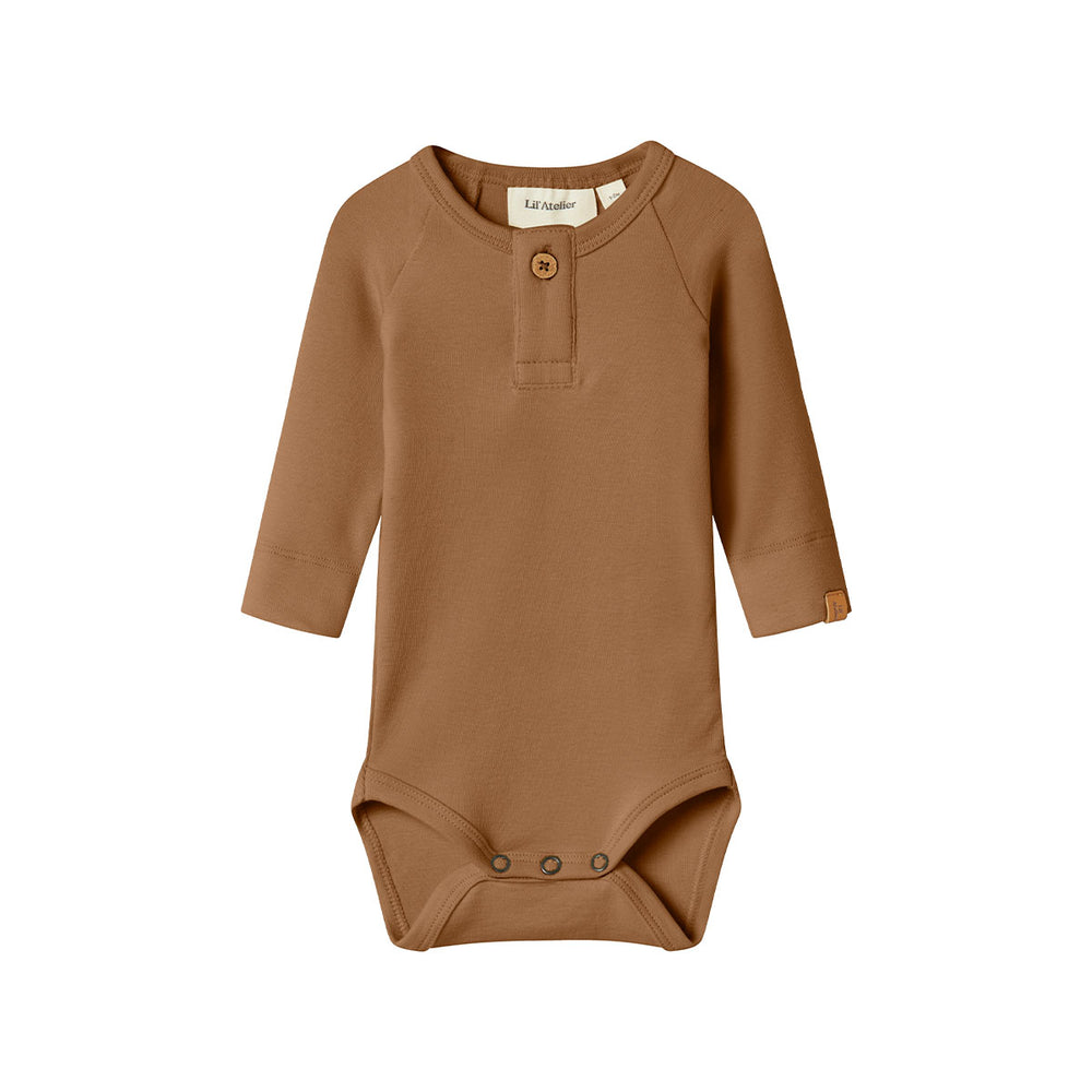 Het baby gayo slim rompertje in de kleur sepia tint van het merk Lil' Atelier is een onmisbaar item voor de garderobe van je kleintje. Gemaakt van katoen en elastaan, combineert dit rompertje comfort met duurzaamheid. VanZus
