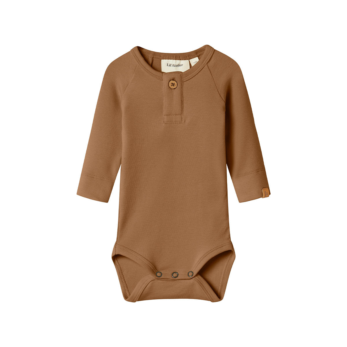 Het baby gayo slim rompertje in de kleur sepia tint van het merk Lil' Atelier is een onmisbaar item voor de garderobe van je kleintje. Gemaakt van katoen en elastaan, combineert dit rompertje comfort met duurzaamheid. VanZus