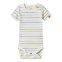 Het baby geo rompertje in zen blue van het merk Lil' Atelier is de perfecte keuze voor je pasgeboren jongen. VanZus