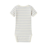 Het baby geo rompertje in zen blue van het merk Lil' Atelier is de perfecte keuze voor je pasgeboren jongen. VanZus