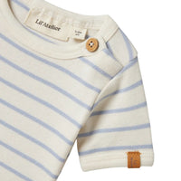 Het baby geo rompertje in zen blue van het merk Lil' Atelier is de perfecte keuze voor je pasgeboren jongen. VanZus