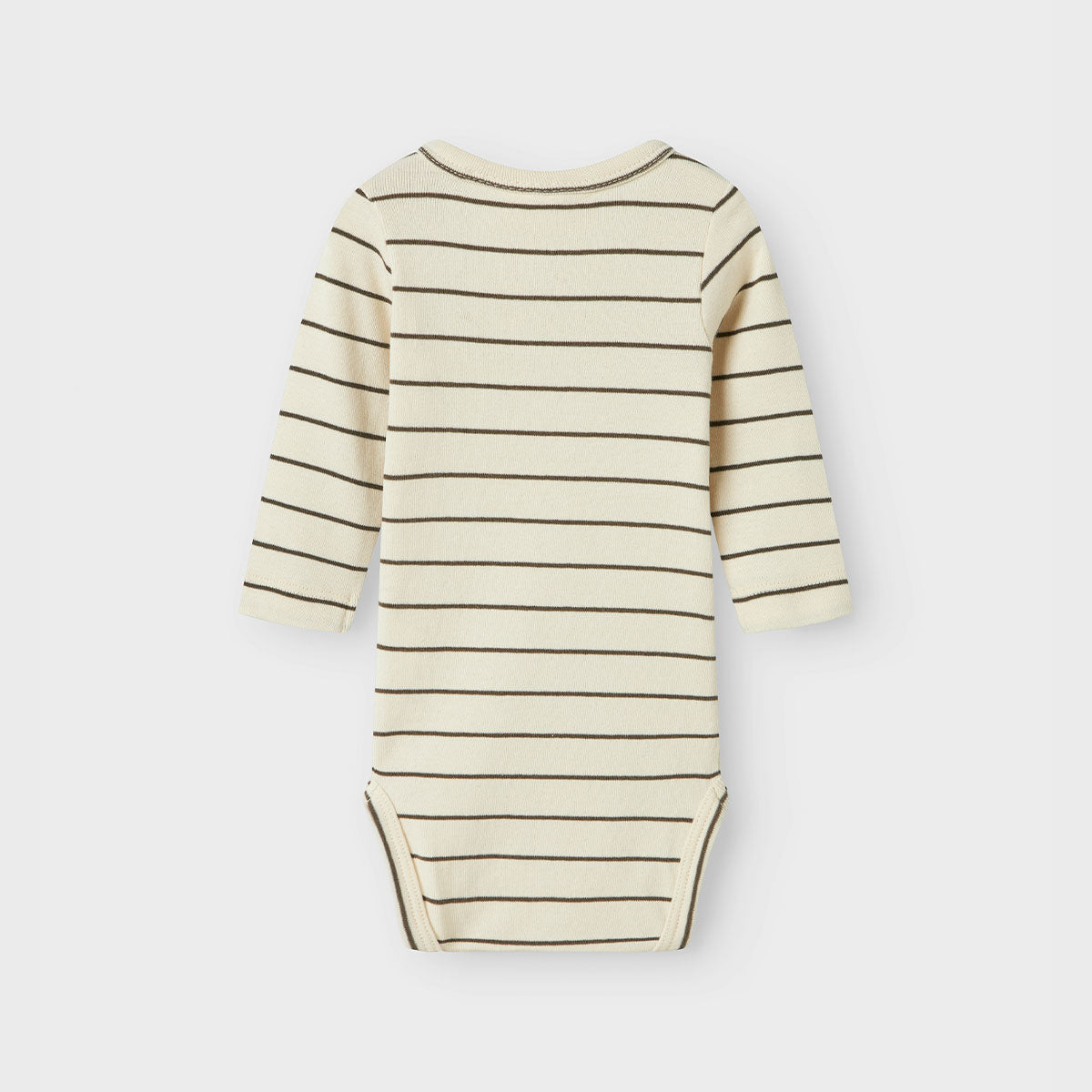 Het baby geo slim rompertje in turtledove van het merk Lil' Atelier is de perfecte keuze voor je pasgeboren jongen. Gemaakt van een comfortabele mix van 57% biologisch katoen, 38% TENCEL™ Lyocell en 5% elastaan, biedt dit rompertje zowel zachtheid als flexibiliteit. VanZus