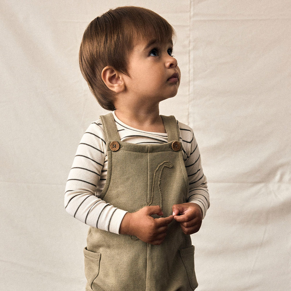 Het baby geo slim rompertje in turtledove van het merk Lil' Atelier is de perfecte keuze voor je pasgeboren jongen. Gemaakt van een comfortabele mix van 57% biologisch katoen, 38% TENCEL™ Lyocell en 5% elastaan, biedt dit rompertje zowel zachtheid als flexibiliteit. VanZus