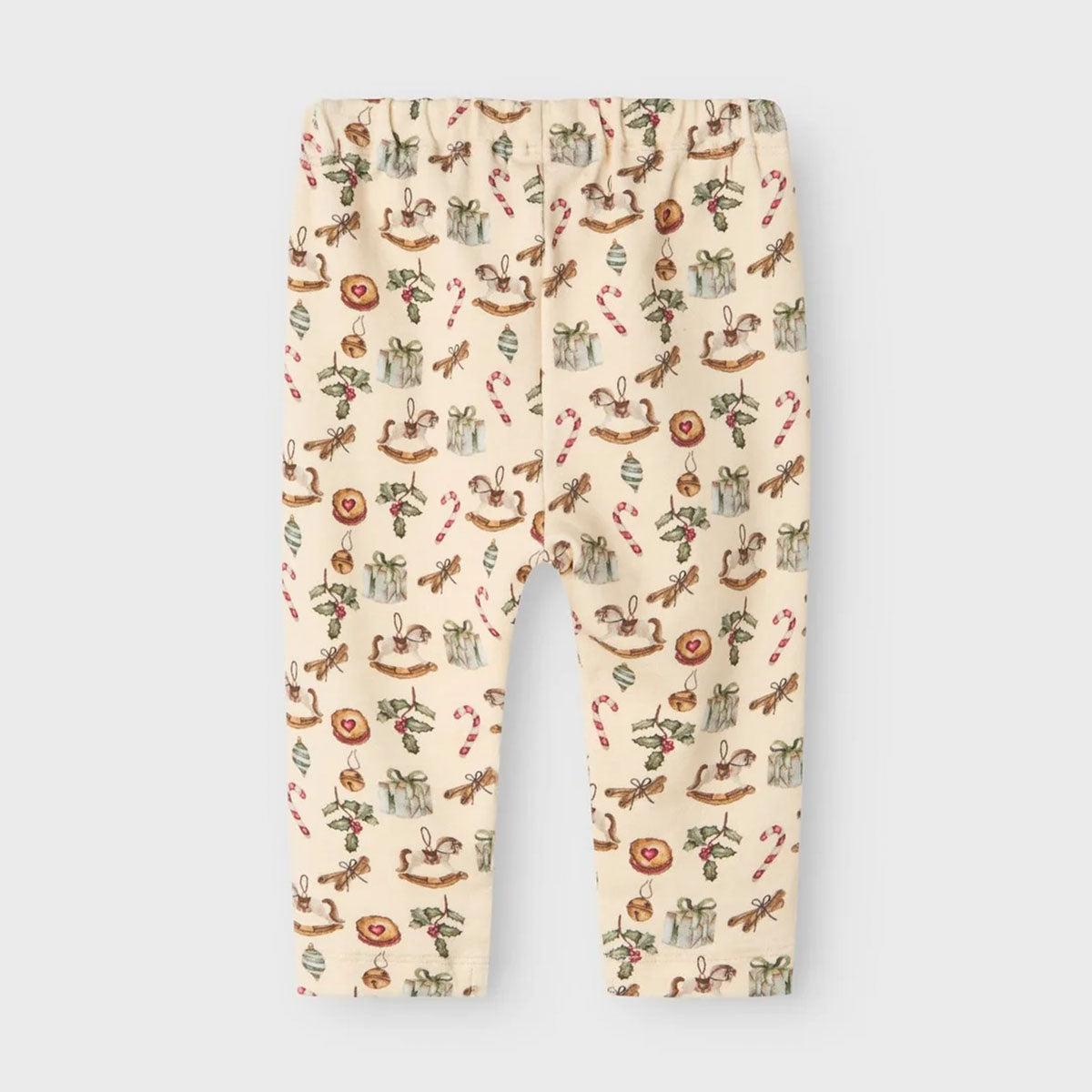 Je kleintje is klaar voor kerst met deze schattige baby gio broek in de kleur turtledove van merk Lil' Atelier. Dit schattige broekje zit enorm comofortabel bij jouw kleintje en ziet er ook nog eens heel lief uit! VanZus