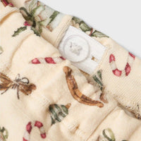 Je kleintje is klaar voor kerst met deze schattige baby gio broek in de kleur turtledove van merk Lil' Atelier. Dit schattige broekje zit enorm comofortabel bij jouw kleintje en ziet er ook nog eens heel lief uit! VanZus