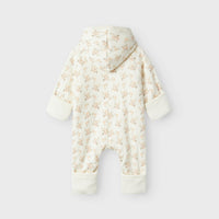 Kleed je kleintje lekker warm aan met deze baby gio gevoerde onesie in de kleur coconut onesie. De onesie is gemaakt van een zachte mix van biologisch katoen, modal en elastaan. VanZus