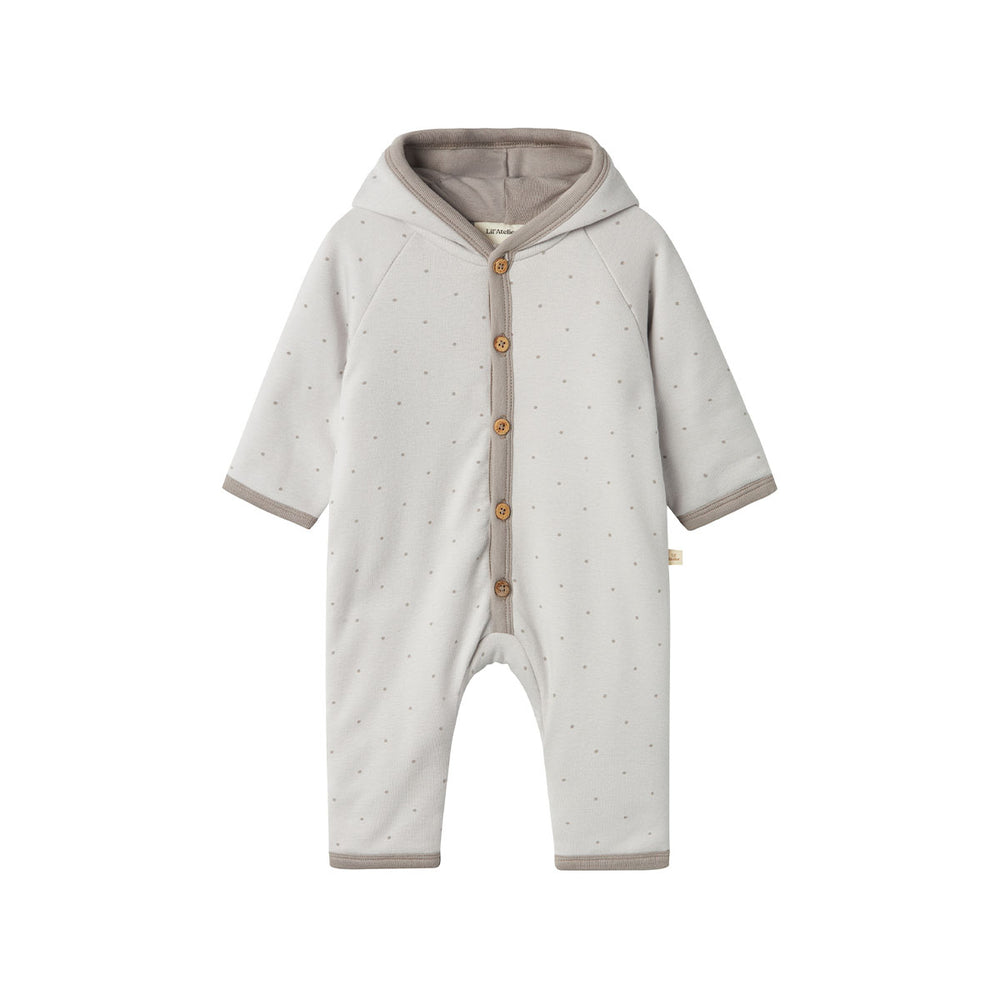 Kleed je kleintje lekker warm aan met deze baby gio gevoerde onesie in de kleur vapor blue. De onesie is gemaakt van een zachte mix van biologisch katoen, modal en elastaan. VanZus