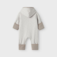 Kleed je kleintje lekker warm aan met deze baby gio gevoerde onesie in de kleur vapor blue. De onesie is gemaakt van een zachte mix van biologisch katoen, modal en elastaan. VanZus