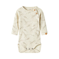 Voor jouw kleintje kun je nooit genoeg rompertjes in huis hebben. Dit leuke baby gio slim rompertje  in de kleur turtledove van het merk Lil' Atelier is dan ook een echte must have! VanZus