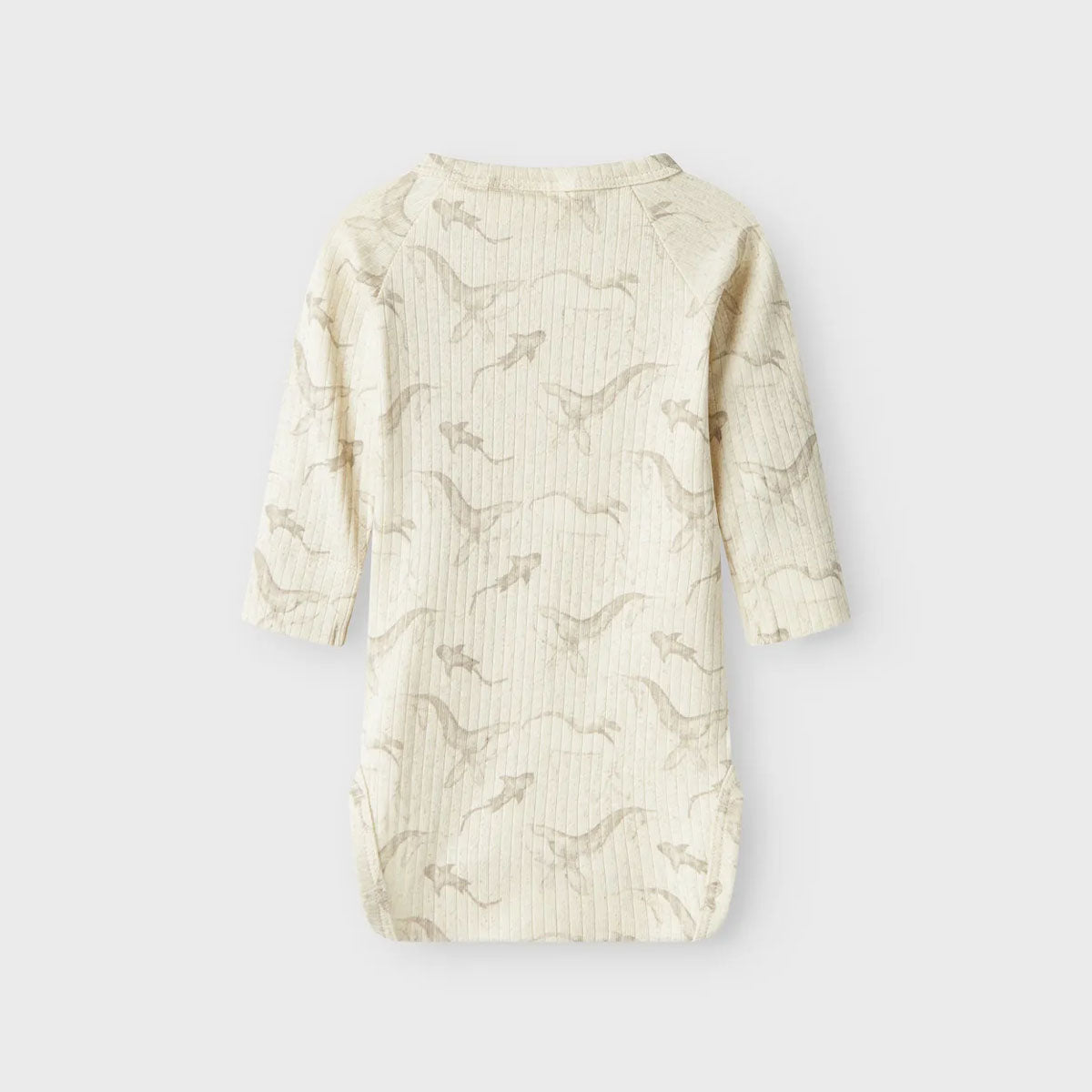 Voor jouw kleintje kun je nooit genoeg rompertjes in huis hebben. Dit leuke baby gio slim rompertje  in de kleur turtledove van het merk Lil' Atelier is dan ook een echte must have! VanZus