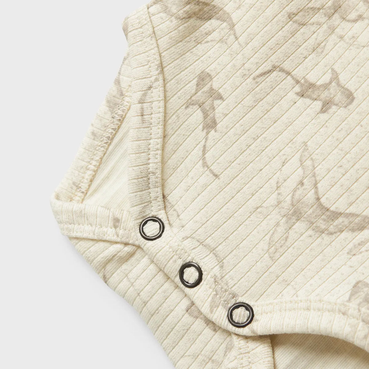 Voor jouw kleintje kun je nooit genoeg rompertjes in huis hebben. Dit leuke baby gio slim rompertje  in de kleur turtledove van het merk Lil' Atelier is dan ook een echte must have! VanZus