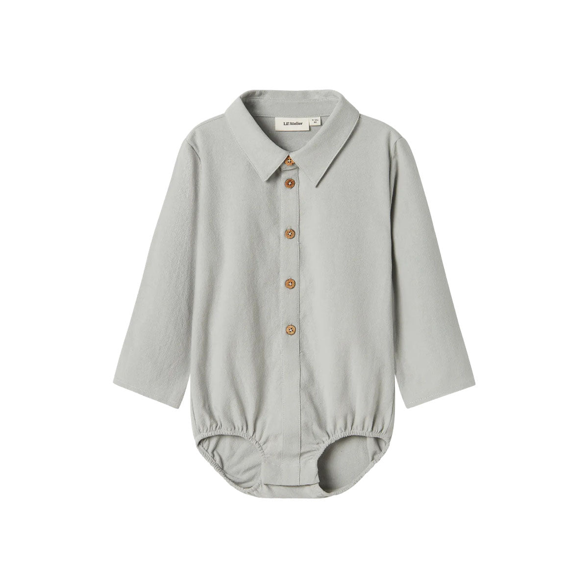 Hoe schattig is dit hadam rompershirt in de kleur mirage gray van het merk Lil' Atelier? Deze blouse is perfect voor feestelijke gelegenheden, maar is ook geschikt voor leuke alledaagse outfits. VanZus