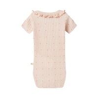 Wat een lief rompertje! Het Lil' Atelier baby hulla hua slim rompertje in peach blush is perfect voor het samenstellen van een stijlvolle en comfortabele outfit voor jouw kleintje. Gemaakt van 100% biologisch katoen, biedt dit rompertje een zachte en ademende pasvorm. VanZus