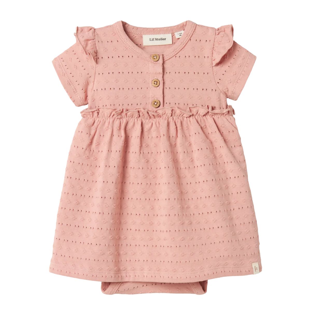 De baby jamla romperjurk in misty rose van het merk Lil' Atelier is een must-have voor de garderobe van jouw kleintje. Met een combinatie van 96% biologisch katoen en 4% elastaan biedt deze jurk zowel comfort als flexibiliteit, ideaal voor actieve pasgeborenen. VanZus