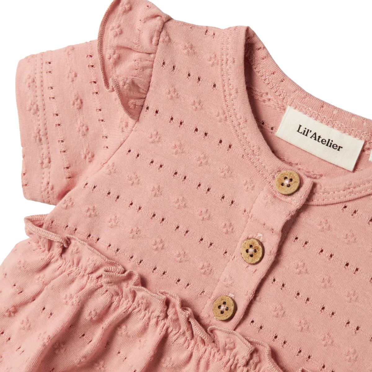 De baby jamla romperjurk in misty rose van het merk Lil' Atelier is een must-have voor de garderobe van jouw kleintje. Met een combinatie van 96% biologisch katoen en 4% elastaan biedt deze jurk zowel comfort als flexibiliteit, ideaal voor actieve pasgeborenen. VanZus