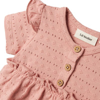 De baby jamla romperjurk in misty rose van het merk Lil' Atelier is een must-have voor de garderobe van jouw kleintje. Met een combinatie van 96% biologisch katoen en 4% elastaan biedt deze jurk zowel comfort als flexibiliteit, ideaal voor actieve pasgeborenen. VanZus