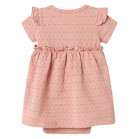 De baby jamla romperjurk in misty rose van het merk Lil' Atelier is een must-have voor de garderobe van jouw kleintje. Met een combinatie van 96% biologisch katoen en 4% elastaan biedt deze jurk zowel comfort als flexibiliteit, ideaal voor actieve pasgeborenen. VanZus