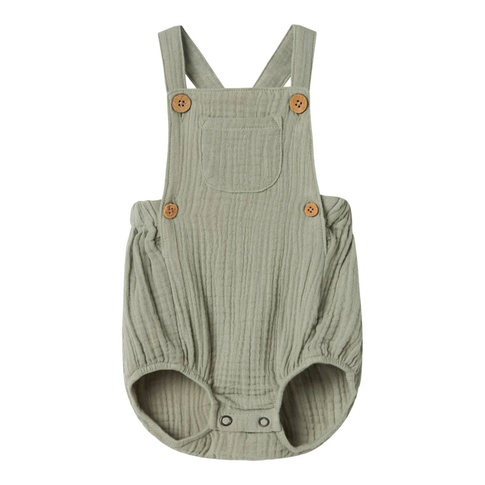 De Lil' Atelier baby janu romper in seagrass is de perfecte aanvulling voor de garderobe van jouw kleintje. Deze schattige body is vervaardigd uit 100% biologisch katoen, wat niet alleen zorgt voor een zacht en comfortabel gevoel op de huid, maar ook bijdraagt aan een duurzame wereld. VanZus
