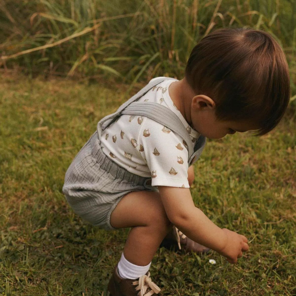 De Lil' Atelier baby janu romper in seagrass is de perfecte aanvulling voor de garderobe van jouw kleintje. Deze schattige body is vervaardigd uit 100% biologisch katoen, wat niet alleen zorgt voor een zacht en comfortabel gevoel op de huid, maar ook bijdraagt aan een duurzame wereld. VanZus