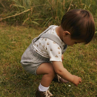 De Lil' Atelier baby janu romper in seagrass is de perfecte aanvulling voor de garderobe van jouw kleintje. Deze schattige body is vervaardigd uit 100% biologisch katoen, wat niet alleen zorgt voor een zacht en comfortabel gevoel op de huid, maar ook bijdraagt aan een duurzame wereld. VanZus
