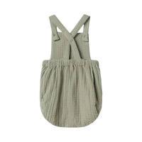 De Lil' Atelier baby janu romper in seagrass is de perfecte aanvulling voor de garderobe van jouw kleintje. Deze schattige body is vervaardigd uit 100% biologisch katoen, wat niet alleen zorgt voor een zacht en comfortabel gevoel op de huid, maar ook bijdraagt aan een duurzame wereld. VanZus