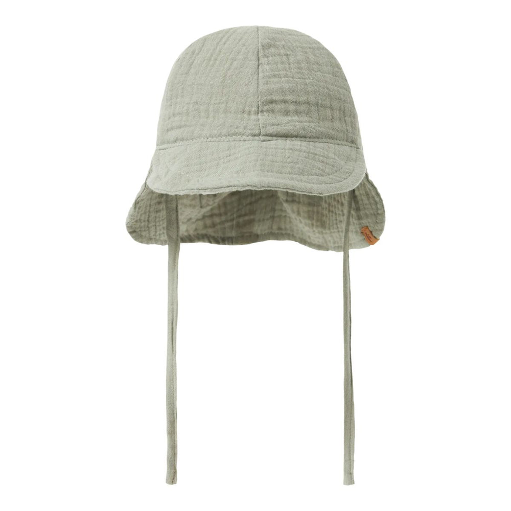 De Lil' Atelier baby janu zonnehoed in de kleur seagrass (groen) is gemaakt van zacht katoen. Perfecte accessoire voor de bescherming tegen de zon en voor een stijlvolle zomerlook. VanZus