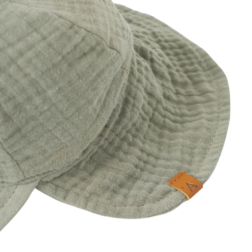 De Lil' Atelier baby janu zonnehoed in de kleur seagrass (groen) is gemaakt van zacht katoen. Perfecte accessoire voor de bescherming tegen de zon en voor een stijlvolle zomerlook. VanZus