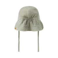 De Lil' Atelier baby janu zonnehoed in de kleur seagrass (groen) is gemaakt van zacht katoen. Perfecte accessoire voor de bescherming tegen de zon en voor een stijlvolle zomerlook. VanZus