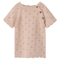Lil' Atelier baby jola knit jurk in morganite: gemaakt van biologisch en gerecycled katoen. Comfortabele regular fit met O-hals en knoopsluiting. Perfect voor elke gelegenheid. VanZus