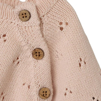 Lil' Atelier baby jola knit jurk in morganite: gemaakt van biologisch en gerecycled katoen. Comfortabele regular fit met O-hals en knoopsluiting. Perfect voor elke gelegenheid. VanZus
