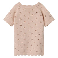 Lil' Atelier baby jola knit jurk in morganite: gemaakt van biologisch en gerecycled katoen. Comfortabele regular fit met O-hals en knoopsluiting. Perfect voor elke gelegenheid. VanZus