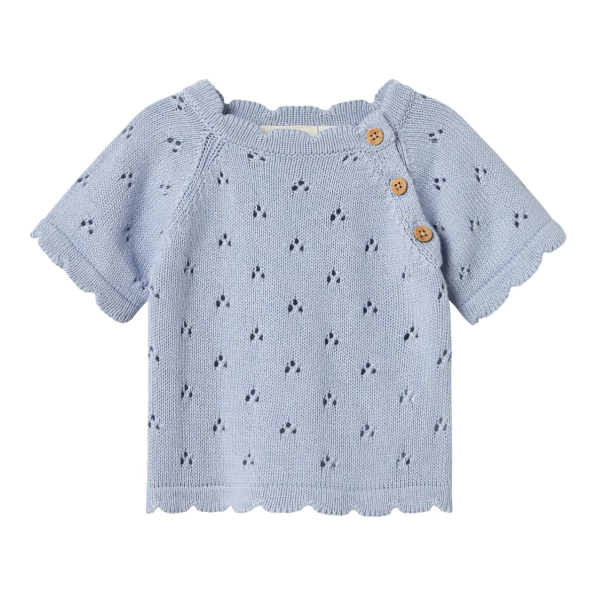 Lil' Atelier baby Jola knit shirt in zen blue is gemaakt van biologisch en gerecycled katoen. Comfortabele regular fit met O-hals en knoopsluiting. Met mooie schelp details. Hip en stijlvol! VanZus