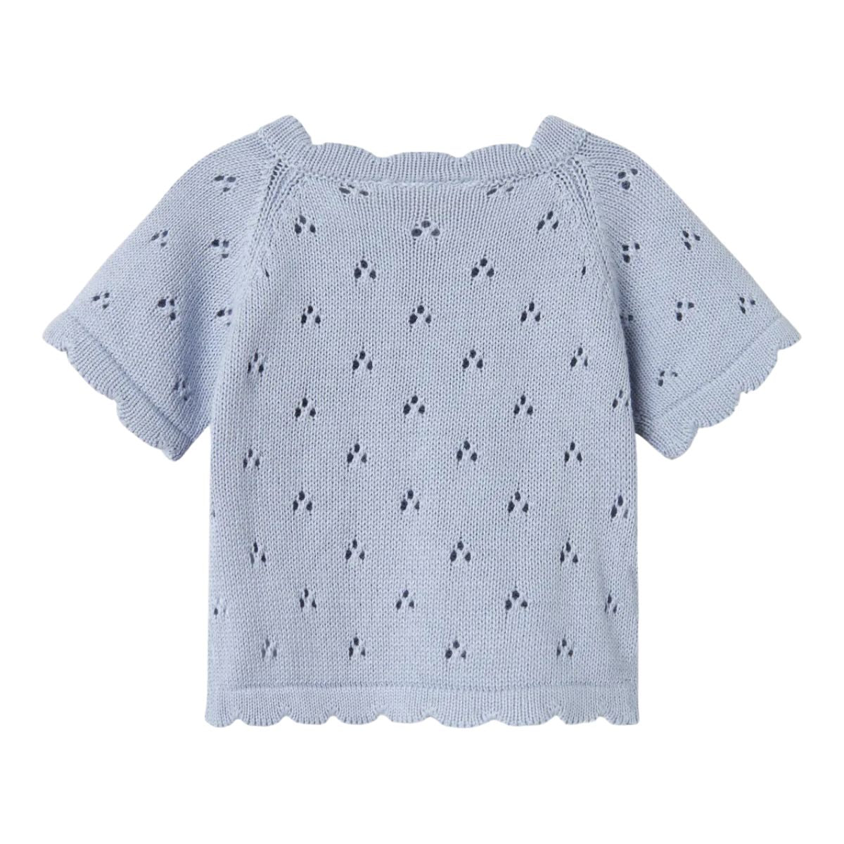 Lil' Atelier baby Jola knit shirt in zen blue is gemaakt van biologisch en gerecycled katoen. Comfortabele regular fit met O-hals en knoopsluiting. Met mooie schelp details. Hip en stijlvol! VanZus