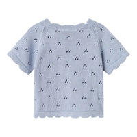 Lil' Atelier baby Jola knit shirt in zen blue is gemaakt van biologisch en gerecycled katoen. Comfortabele regular fit met O-hals en knoopsluiting. Met mooie schelp details. Hip en stijlvol! VanZus