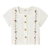 Lil' Atelier baby jolene shirt in coconut milk. Gemaakt van 100% biologisch katoen, loose fit met button down-kraag en knoopsluiting. Stijlvol met geborduurde details. Een must-have! VanZus