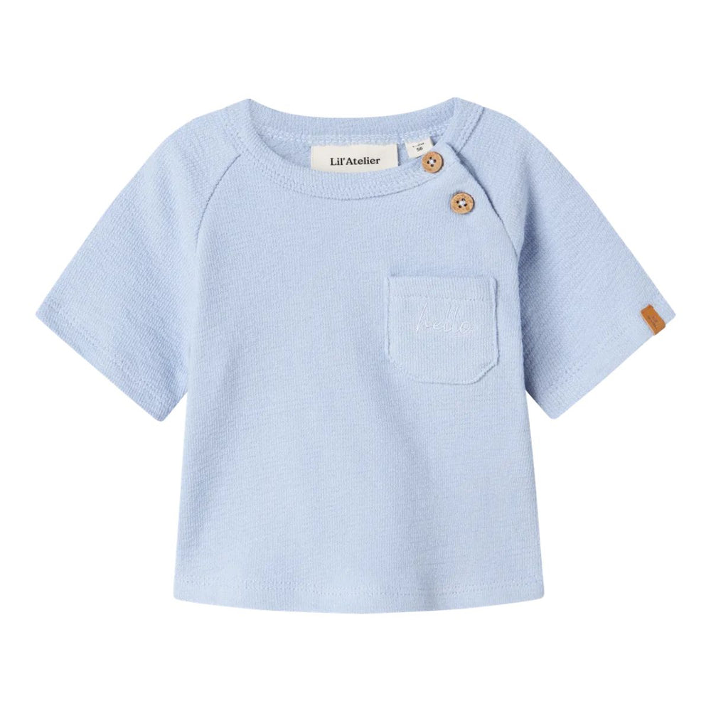 Het baby jollo sweatshirt in zen blue van Lil' Atelier is  gemaakt van 100% biologisch katoen. Comfortabel met een O-hals en knoopsluiting. Voorzak en regular fit. Combineer met bijpassend short. VanZus