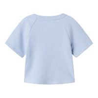 Het baby jollo sweatshirt in zen blue van Lil' Atelier is  gemaakt van 100% biologisch katoen. Comfortabel met een O-hals en knoopsluiting. Voorzak en regular fit. Combineer met bijpassend short. VanZus