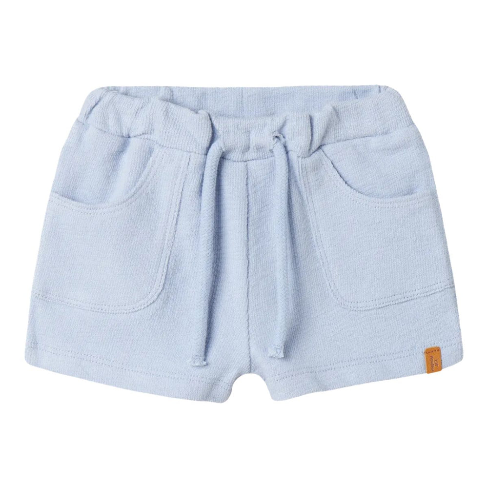 De baby jollo short in zen blue van Lil' Atelier is gemaakt van 100% biologisch katoen. Comfortabel met een verstelbare taille, steekzakken en regular fit. Combineer met bijpassend shirt. VanZus