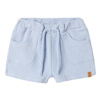 De baby jollo short in zen blue van Lil' Atelier is gemaakt van 100% biologisch katoen. Comfortabel met een verstelbare taille, steekzakken en regular fit. Combineer met bijpassend shirt. VanZus