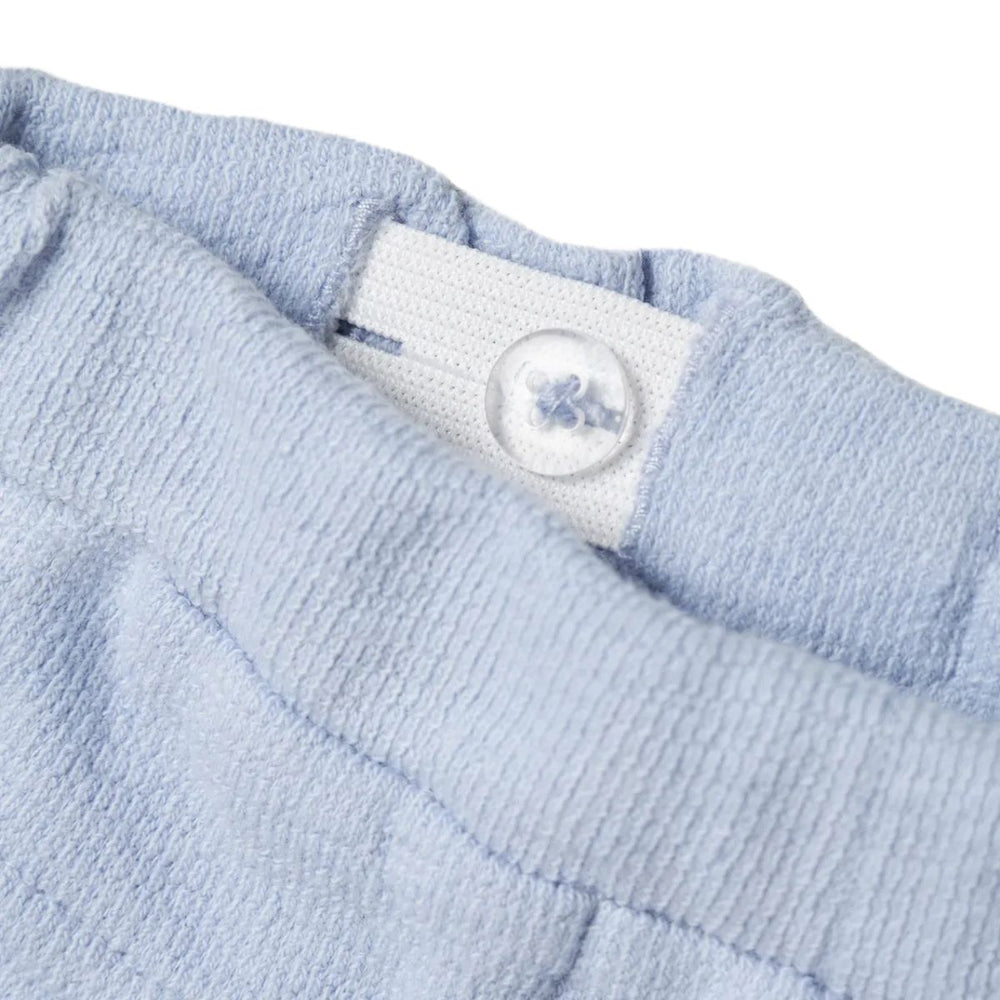 De baby jollo short in zen blue van Lil' Atelier is gemaakt van 100% biologisch katoen. Comfortabel met een verstelbare taille, steekzakken en regular fit. Combineer met bijpassend shirt. VanZus