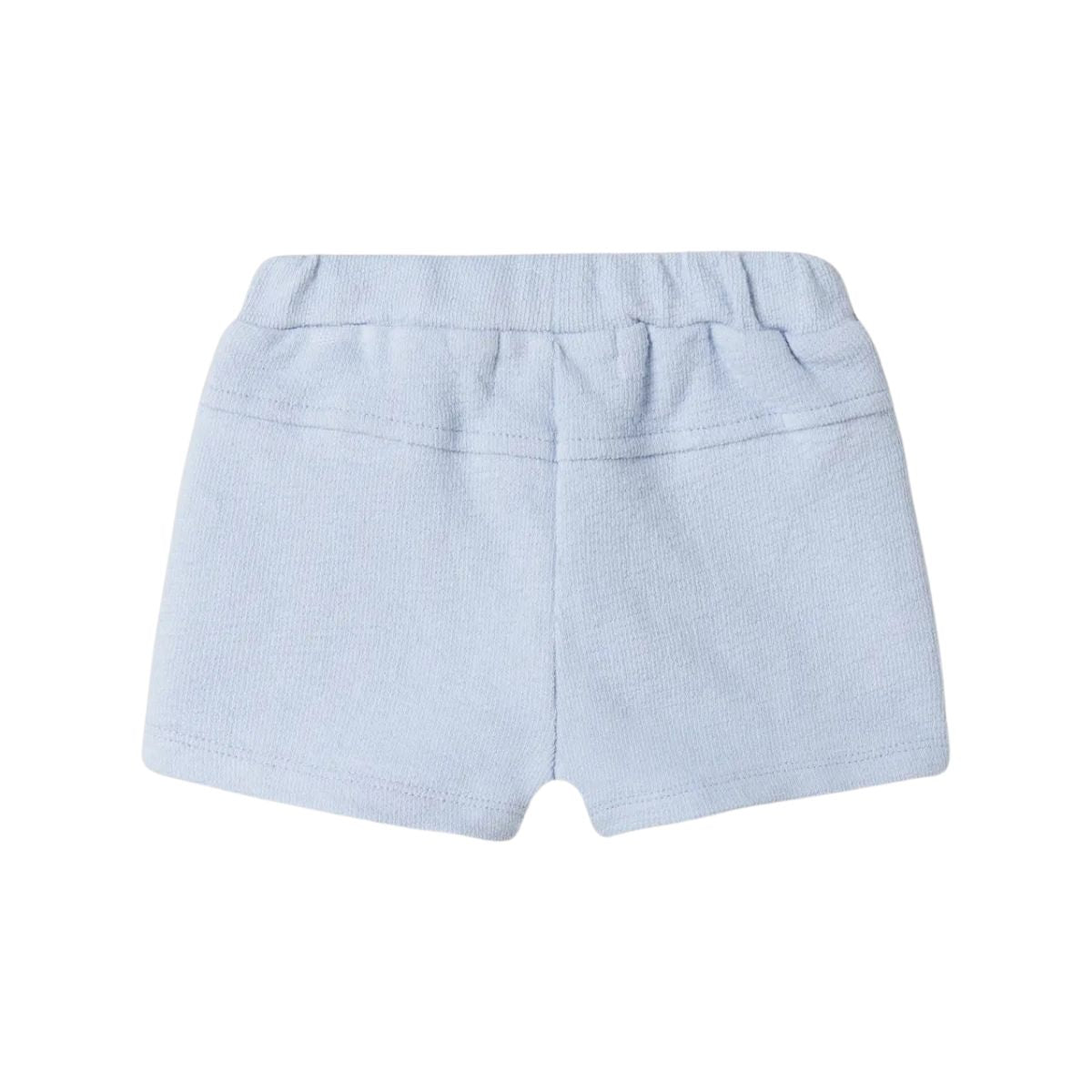 De baby jollo short in zen blue van Lil' Atelier is gemaakt van 100% biologisch katoen. Comfortabel met een verstelbare taille, steekzakken en regular fit. Combineer met bijpassend shirt. VanZus