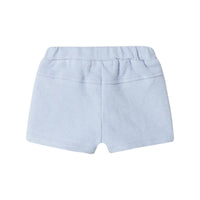 De baby jollo short in zen blue van Lil' Atelier is gemaakt van 100% biologisch katoen. Comfortabel met een verstelbare taille, steekzakken en regular fit. Combineer met bijpassend shirt. VanZus
