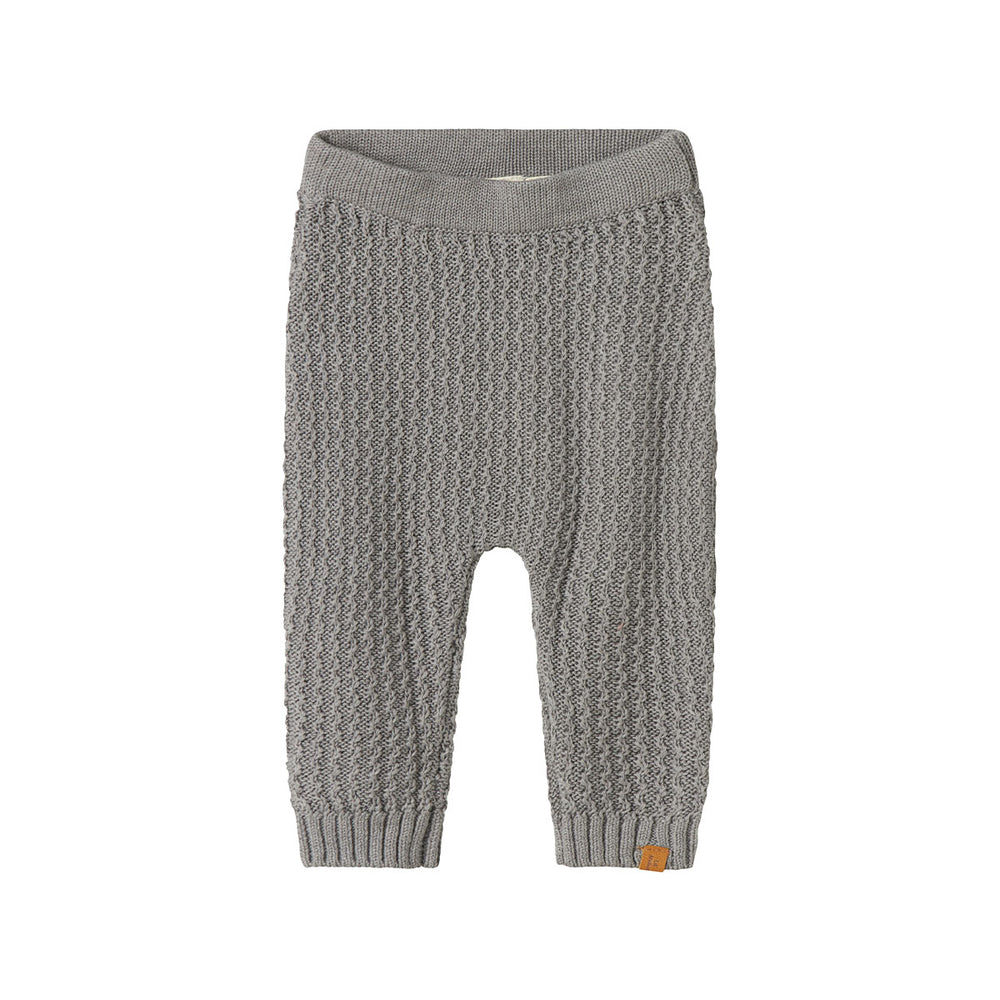 Hoe lief is dit baby kanto knit broekje in de kleur ultimate grey van het merk Lil' Atelier?! Dit grijze broekje is heerlijk warm, zacht en staat je kleintje ontzettend leuk! De broek heeft een gebreide structuur en is gemaakt van zacht, fijn (gerecycled) katoen. VanZus
