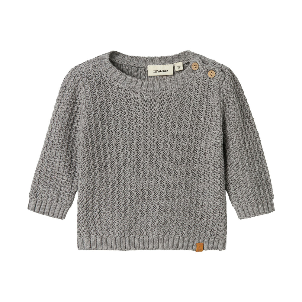 Dit baby kanto knit shirt in de kleur ultimate grey van het merk Lil' Atelier is een must-have voor de garderobe van je kleintje. Dit gebreide shirt is vervaardigd uit katoen, modal en lyocell, wat zorgt voor een zachte en comfortabele fit. VanZus