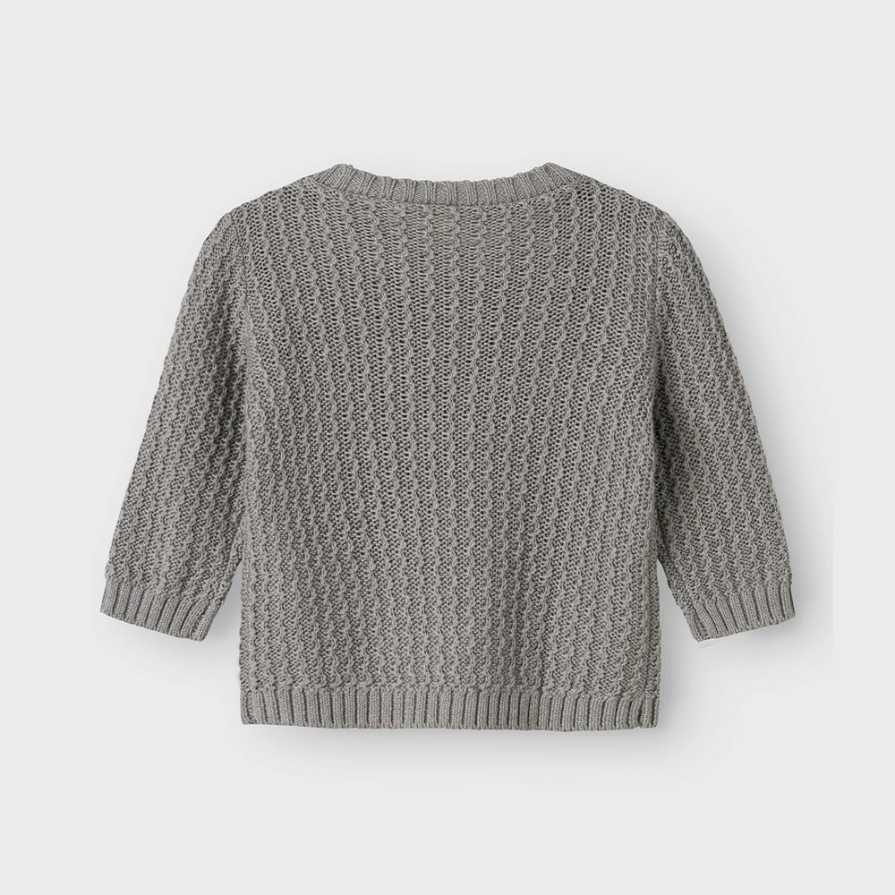 Dit baby kanto knit shirt in de kleur ultimate grey van het merk Lil' Atelier is een must-have voor de garderobe van je kleintje. Dit gebreide shirt is vervaardigd uit katoen, modal en lyocell, wat zorgt voor een zachte en comfortabele fit. VanZus